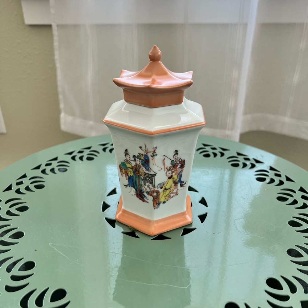 Vintage Mottahedeh VA 1824 Porcelain Chinese Asian Geisha Pagoda Tea Caddy Jar